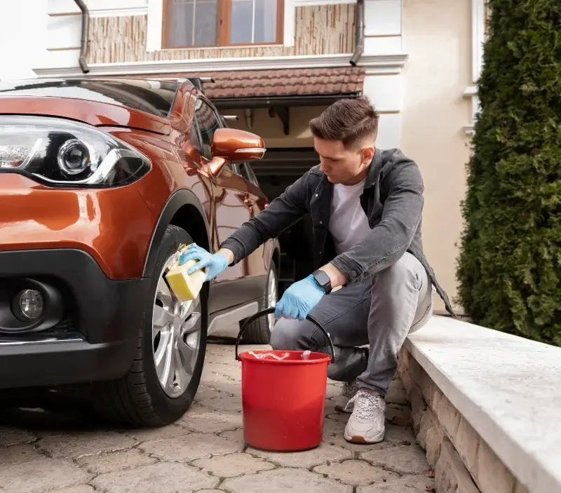 Lavage auto à domicile Véron : professionnel intervenant sur un véhicule